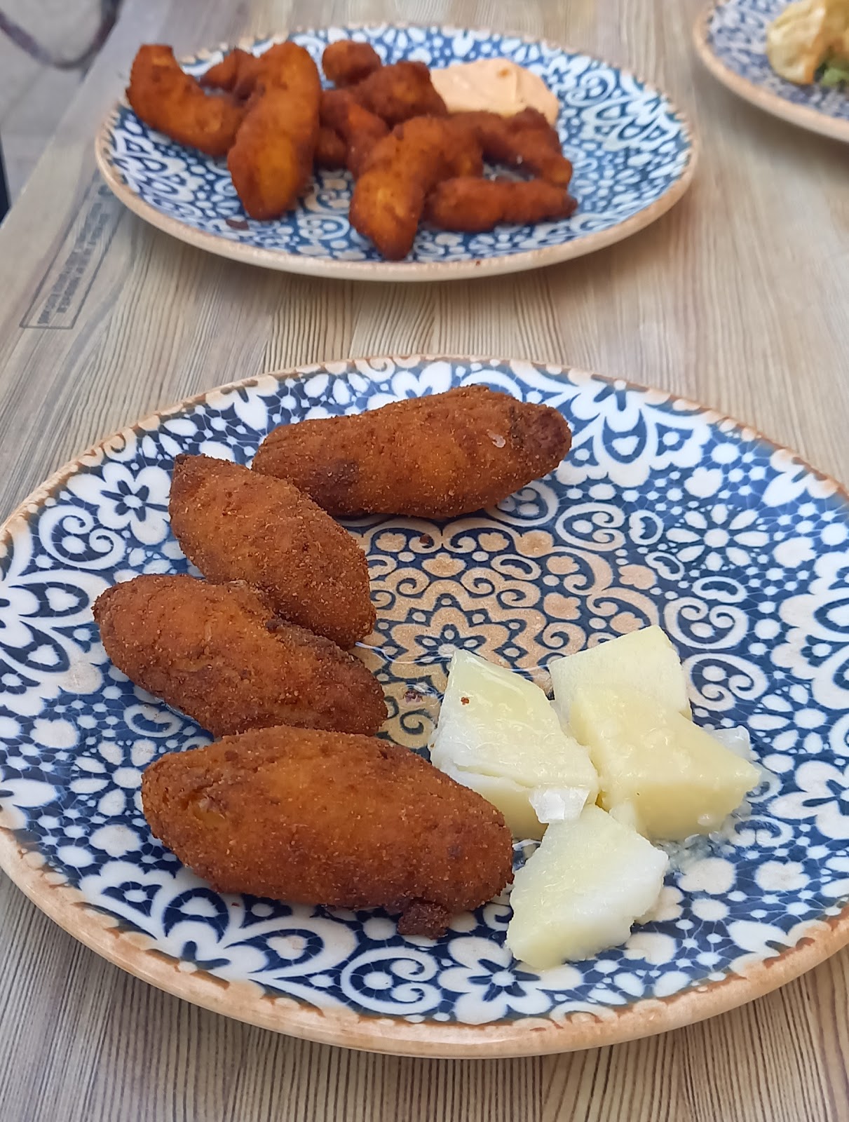 Croquetas caseras junto a unos dados de queso