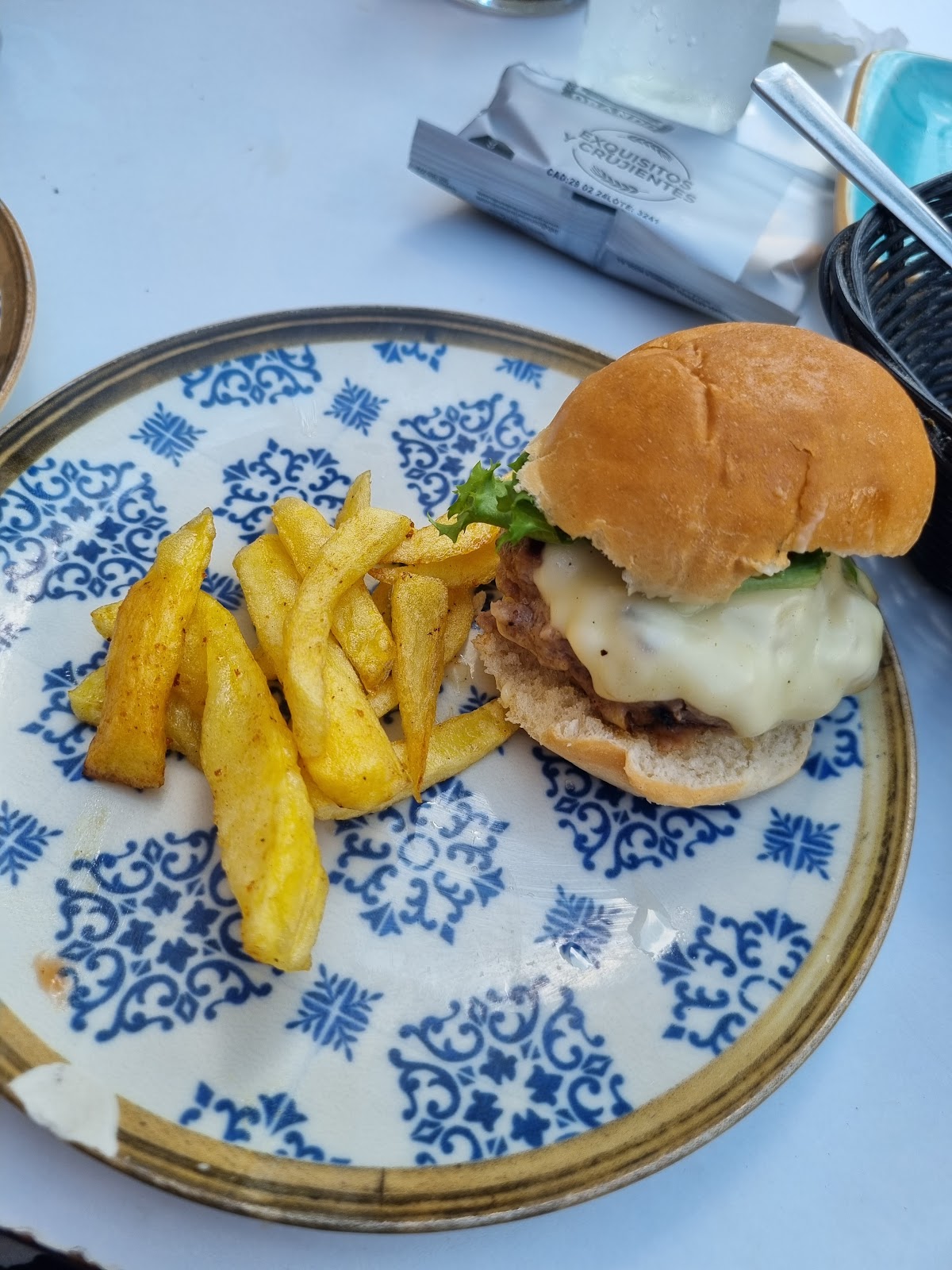 Hamburguesa con queso fundido y patatas fritas